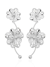 Carregar imagem no visualizador da galeria, https://febijus.bwimg.com.br/febijus/produtos/brinco-folheado-a-ouro-18k-e-prata-longo-floral-vazado-1762994656.5228.jpg
