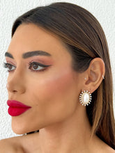 Carregar imagem no visualizador da galeria, https://febijus.bwimg.com.br/febijus/produtos/brinco-folheado-a-ouro-18k-e-prata-oval-com-mini-perolas-1768307528.28.jpg
