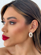 Carregar imagem no visualizador da galeria, https://febijus.bwimg.com.br/febijus/produtos/brinco-folheado-a-ouro-18k-e-prata-oval-resinado-com-cristal-de-zirnconia-transparente-1754052055.5153.jpg
