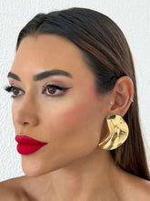 Carregar imagem no visualizador da galeria, https://febijus.bwimg.com.br/febijus/produtos/brinco-folheado-a-ouro-18k-e-prata-placa-organica-lisa-1768346962.841.jpg
