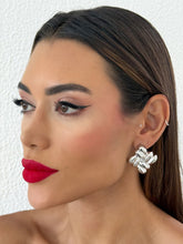 Carregar imagem no visualizador da galeria, https://febijus.bwimg.com.br/febijus/produtos/brinco-folheado-a-ouro-18k-e-prata-quadrado-moderno-1768354870.4028.jpg
