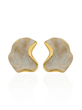 Carregar imagem no visualizador da galeria, https://febijus.bwimg.com.br/febijus/produtos/brinco-folheado-a-ouro-18k-forma-organica-resinada-1762777439.7461.jpg
