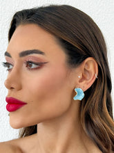 Carregar imagem no visualizador da galeria, https://febijus.bwimg.com.br/febijus/produtos/brinco-folheado-a-ouro-18k-forma-organica-resinada-1762971705.8001.jpg
