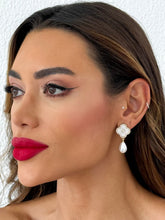 Carregar imagem no visualizador da galeria, https://febijus.bwimg.com.br/febijus/produtos/brinco-folheado-a-ouro-18k-inspiracao-vg-resinado-e-cravejado-1767641972.3415.jpg
