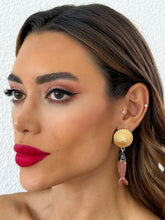 Carregar imagem no visualizador da galeria, https://febijus.bwimg.com.br/febijus/produtos/brinco-folheado-a-ouro-18k-ponteira-texturizada-com-pingente-peixe-1764685826.2958.jpg
