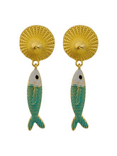 Carregar imagem no visualizador da galeria, https://febijus.bwimg.com.br/febijus/produtos/brinco-folheado-a-ouro-18k-ponteira-texturizada-com-pingente-peixe-1764773475.599.jpg
