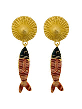 Carregar imagem no visualizador da galeria, https://febijus.bwimg.com.br/febijus/produtos/brinco-folheado-a-ouro-18k-ponteira-texturizada-com-pingente-peixe-1764773475.772.jpg
