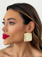 Carregar imagem no visualizador da galeria, https://febijus.bwimg.com.br/febijus/produtos/brinco-folheado-a-ouro-18k-quadrado-resinado-max-1765308604.3398.jpg
