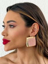 Carregar imagem no visualizador da galeria, https://febijus.bwimg.com.br/febijus/produtos/brinco-folheado-a-ouro-18k-quadrado-resinado-max-1765308604.7724.jpg
