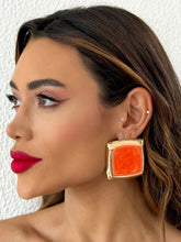 Carregar imagem no visualizador da galeria, https://febijus.bwimg.com.br/febijus/produtos/brinco-folheado-a-ouro-18k-quadrado-resinado-max-1765308606.2294.jpg
