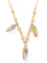 Carregar imagem no visualizador da galeria, https://febijus.bwimg.com.br/febijus/produtos/choker-folheado-a-ouro-18k-perola-com-concha-1768223875.7189.jpg
