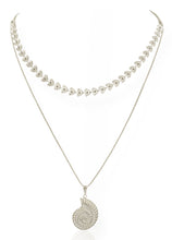 Carregar imagem no visualizador da galeria, https://febijus.bwimg.com.br/febijus/produtos/colar-duplo-folheado-a-prata-925-coracao-texturizados-com-concha-1768221680.9899.jpg
