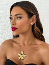 Carregar imagem no visualizador da galeria, https://febijus.bwimg.com.br/febijus/produtos/colar-folheado-a-ouro-18k-e-prata-flor-lisa-1766147108.4152.jpg
