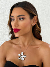 Carregar imagem no visualizador da galeria, https://febijus.bwimg.com.br/febijus/produtos/colar-folheado-a-ouro-18k-e-prata-flor-lisa-1766147108.7058.jpg
