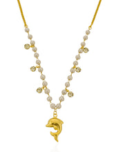 Carregar imagem no visualizador da galeria, https://febijus.bwimg.com.br/febijus/produtos/colar-folheado-a-ouro-18k-perolas-e-pingente-de-golfinho-1762609694.1515.jpg
