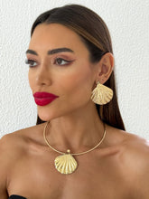 Carregar imagem no visualizador da galeria, https://febijus.bwimg.com.br/febijus/produtos/conjunto-choker-aro-e-brinco-folheado-a-ouro-18k-e-prata-concha-texturizada-1767724021.4912.jpg
