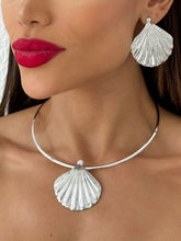 Carregar imagem no visualizador da galeria, https://febijus.bwimg.com.br/febijus/produtos/conjunto-choker-aro-e-brinco-folheado-a-ouro-18k-e-prata-concha-texturizada-1767724021.6598.jpg
