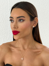 Carregar imagem no visualizador da galeria, https://febijus.bwimg.com.br/febijus/produtos/conjunto-colar-e-brinco-folheado-a-ouro-18k-perola-e-flor-cravejada-1766155732.5639.jpg
