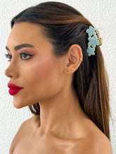 Carregar imagem no visualizador da galeria, https://febijus.bwimg.com.br/febijus/produtos/kit-de-presilhas-folheadas-a-ouro-18k-resinadas-design-flores-1767711010.8485.jpg
