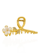 Carregar imagem no visualizador da galeria, https://febijus.bwimg.com.br/febijus/produtos/presilha-folheada-a-ouro-18k-martelado-flor-resinada-com-petalas-resinada-1766167589.732.jpg
