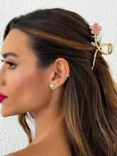 Carregar imagem no visualizador da galeria, https://febijus.bwimg.com.br/febijus/produtos/presilha-folheada-a-ouro-18k-martelado-flor-resinada-com-petalas-resinada-1766167668.7084.jpg
