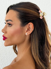 Carregar imagem no visualizador da galeria, https://febijus.bwimg.com.br/febijus/produtos/presilha-folheada-a-ouro-18k-resinada-design-conchas-e-perolas-1766166523.1198.jpg
