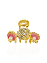 Carregar imagem no visualizador da galeria, https://febijus.bwimg.com.br/febijus/produtos/presilha-folheada-a-ouro-18k-resinada-design-conchas-e-perolas-1766166523.28.jpg
