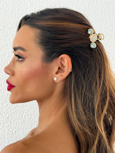 Carregar imagem no visualizador da galeria, https://febijus.bwimg.com.br/febijus/produtos/presilha-folheada-a-ouro-18k-resinada-design-conchas-e-perolas-1766166524.102.jpg
