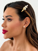 Carregar imagem no visualizador da galeria, https://febijus.bwimg.com.br/febijus/produtos/presilha-folheado-a-ouro-18k-conchas-com-perolas-central-com-concha-cravejado-1766168942.493.jpg
