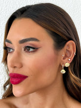 Carregar imagem no visualizador da galeria, https://febijus.bwimg.com.br/febijus/produtos/trio-de-brinco-folheado-a-ouro-18k-e-prata-design-concha-cravejada-1766780466.3868.jpg
