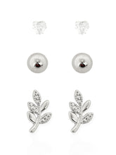 Carregar imagem no visualizador da galeria, https://febijus.bwimg.com.br/febijus/produtos/trio-de-brinco-folheado-a-ouro-18k-e-prata-esfera-com-coracao-cristal-e-flor-1768238691.1728.jpg
